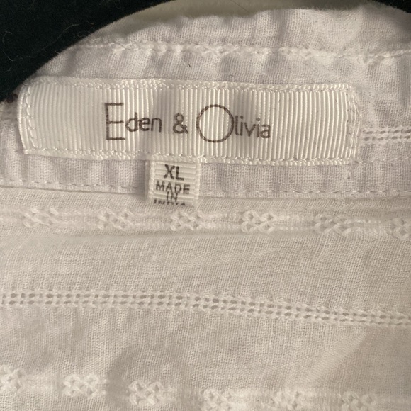 EDEN & OLIVIA casuAl white bilutton up - Picture 2 of 5